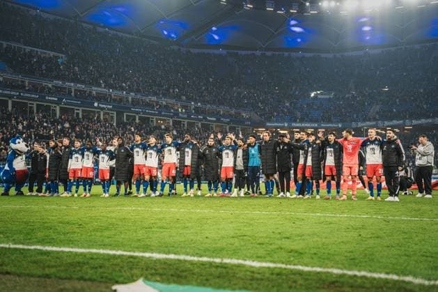 1. Bundesliga: Hamburger SV vs. Borussia Dortmund, 08.11.2025 Der HSV jubelt nach dem Spiel zu der Nordkurve; 1. Bundesliga, 10. Spieltag: Hamburger SV vs. Borussia Dortmund am 08.11.2025 im Volksparkstadion, Hamburg DFL REGULATIONS PROHIBIT ANY USE OF PHOTOGRAPHS AS IMAGE SEQUENCES AND OR QUASI-VIDEO. Copyright: xBEAUTIFULxSPORTS Tonhäuserx