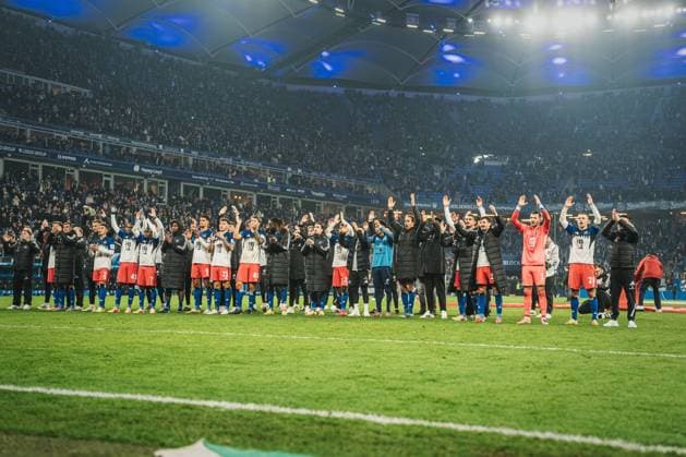 1. Bundesliga: Hamburger SV vs. Borussia Dortmund, 08.11.2025 Der HSV jubelt nach dem Spiel zu der Nordkurve; 1. Bundesliga, 10. Spieltag: Hamburger SV vs. Borussia Dortmund am 08.11.2025 im Volksparkstadion, Hamburg DFL REGULATIONS PROHIBIT ANY USE OF PHOTOGRAPHS AS IMAGE SEQUENCES AND OR QUASI-VIDEO. Copyright: xBEAUTIFULxSPORTS Tonhäuserx