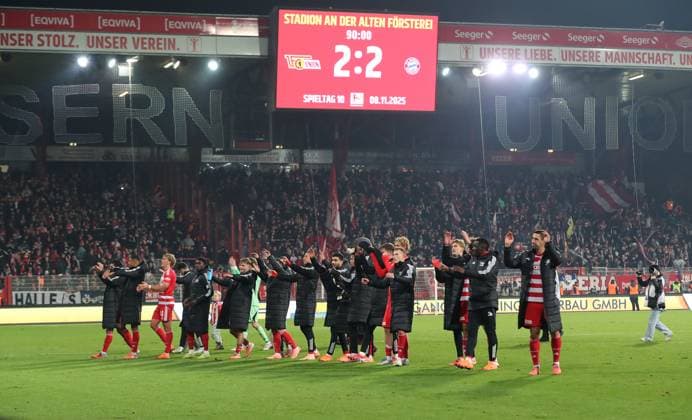 Union Mannschft bei der Ehrenrunde nach Spielende, Anzeigetafel mit Endergebnis 2:2 Fußball Fussball Bundesliga Herren DFL 10. Spieltag Saison 2025 2026 08.11.2025 1.FC Union Berlin FCU vs. FC Bayern München FCB DFL regulations prohibit any use of photographs as image sequences and or quasi-video.