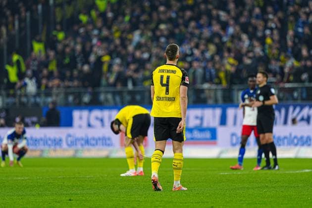 Nico Schlotterbeck (Borussia Dortmund, 04) enttaeuscht enttaeuschung nach Unentschieden GER, Hamburger SV vs. Borussia Dortmund, Fussball, 1. Bundesliga, Spieltag 10, Saison 2025 2026, 08.11.2025 DFL REGULATIONS PROHIBIT ANY USE OF PHOTOGRAPHS AS IMAGE SEQUENCES AND OR QUASI-VIDEO GER, Hamburger SV vs. Borussia Dortmund, Fussball, 1. Bundesliga, Spieltag 10, Saison 2025 2026, 08.11.2025 Hamburg Copyright: xEibner-Pressefoto MarcelxvonxFehrnx EP_MFN