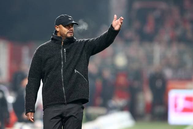 08.11.2025, xtgx, Fussball 1.Bundesliga, Union Berlin - FC Bayern München v.l. Trainer head coach Vincent Kompany (FC Bayern Muenchen) gibt Anweisungen, gestikuliert, mit den Armen gestikulieren gives instructions, gesticulate (DFL DFB REGULATIONS PROHIBIT ANY USE OF PHOTOGRAPHS as IMAGE SEQUENCES and or QUASI-VIDEO) Berlin
