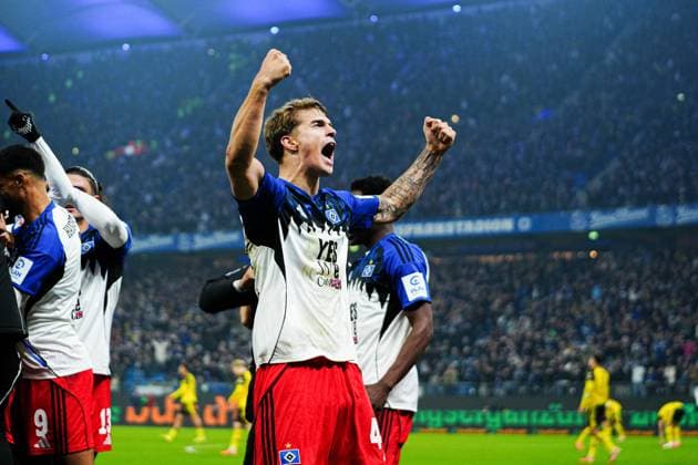 Torjubel Luka Vuskovic (Hamburger SV, 44) nach Tor zum 1:1 Ransford-Yeboah Koenigsdoerffer (Hamburger SV, 11) GER, Hamburger SV vs. Borussia Dortmund, Fussball, 1. Bundesliga, Spieltag 10, Saison 2025 2026, 08.11.2025 DFL REGULATIONS PROHIBIT ANY USE OF PHOTOGRAPHS AS IMAGE SEQUENCES AND OR QUASI-VIDEO GER, Hamburger SV vs. Borussia Dortmund, Fussball, 1. Bundesliga, Spieltag 10, Saison 2025 2026, 08.11.2025 Hamburg *** Goal celebration Luka Vuskovic Hamburger SV, 44 after scoring 1 1 Ransford Yeboah Koenigsdoerffer Hamburger SV, 11 GER, Hamburger SV vs Borussia Dortmund, Football, 1 Bundesliga, Matchday 10, Season 2025 2026, 08 11 2025 DFL REGULATES PROHIBIT ANY USE OF PHOTOGRAPHS AS IMAGE SEQUENCES AND OR QUASI VIDEO GER, Hamburger SV vs Borussia Dortmund, Football, 1 Bundesliga, Matchday 10, Season 2025 2026, 08 11 2025 Hamburg Copyright: xEibner-Pressefoto MarcelxvonxFehrnx EP_MFN