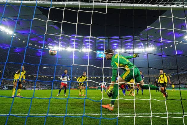 Tor zum 1:1 per Kopfball Ransford-Yeboah Koenigsdoerffer (Hamburger SV, 11), Gregor Kobel (Borussia Dortmund, 01), Remote Hintertorkamera GER, Hamburger SV vs. Borussia Dortmund, Fussball, 1. Bundesliga, Spieltag 10, Saison 2025 2026, 08.11.2025 DFL REGULATIONS PROHIBIT ANY USE OF PHOTOGRAPHS AS IMAGE SEQUENCES AND OR QUASI-VIDEO GER, Hamburger SV vs. Borussia Dortmund, Fussball, 1. Bundesliga, Spieltag 10, Saison 2025 2026, 08.11.2025 Hamburg Copyright: xEibner-Pressefoto MarcelxvonxFehrnx EP_MFN