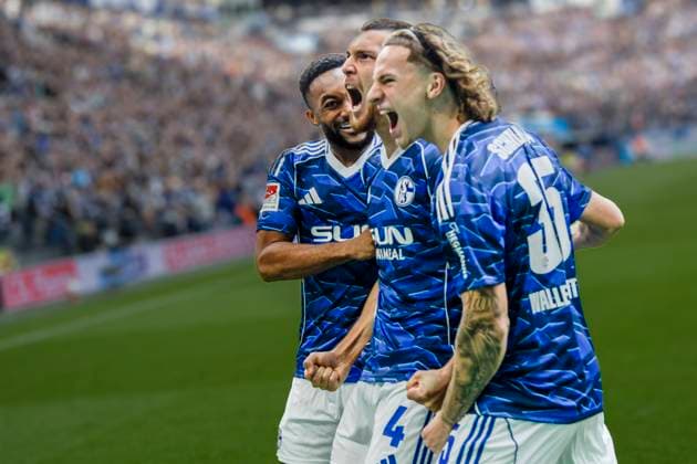 Hasan Kurucay (Schalke 4) jubelt nach dem Tor zum 1:0 mit Moussa Sylla (Schalke 9) Mika Wallentowitz (Schalke 35) 08.11.2025 Fussball FC Schalke 04 vs SV Elversberg , Veltins-Arena, Gelsenkirchen, DFB DFL REGULATIONS PROHIBIT ANY USE OF PHOTOGRAPHS AS IMAGE SEQUENCES AND OR QUASI-VIDEO NRW Germany