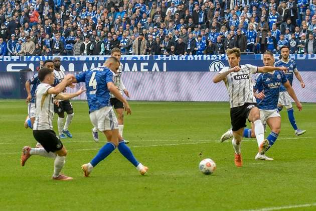 Hasan Kurucay (Schalke 4) erzielt das Tor zum 1:0 08.11.2025 Fussball FC Schalke 04 vs SV Elversberg , Veltins-Arena, Gelsenkirchen, DFB DFL REGULATIONS PROHIBIT ANY USE OF PHOTOGRAPHS AS IMAGE SEQUENCES AND OR QUASI-VIDEO NRW Germany