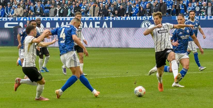 Hasan Kurucay (Schalke 4) erzielt das Tor zum 1:0 08.11.2025 Fussball FC Schalke 04 vs SV Elversberg , Veltins-Arena, Gelsenkirchen, DFB DFL REGULATIONS PROHIBIT ANY USE OF PHOTOGRAPHS AS IMAGE SEQUENCES AND OR QUASI-VIDEO NRW Germany