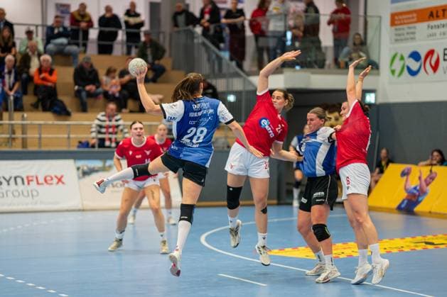 HSG Blomberg-Lippe (GER) vs. Valur Reykjavik (ISL), Handball, EHF European League Frauen, Qualifikationsrunde 3, 08.11.2025, Saision 2025 2026, Blomberg Malin Sandberg (HSG Blomberg-Lippe, 28) im Torwurf Blomberg Sporthalle an der Ulmenallee Deutschland