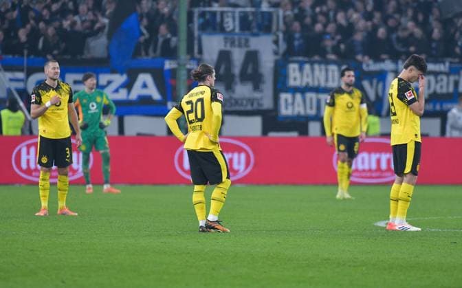 08.11.2025, xblx, Fussball 1.Bundesliga, Hamburger SV - Borussia Dortmund v.l. Dortmund enttaeuscht, enttaeuscht schauend, dissapointed, Enttäuschung, Enttaeuschung nach dem Tor zum 1:1, Waldemar Anton (Borussia Dortmund), Gregor Kobel (Borussia Dortmund), Marcel Sabitzer (Borussia Dortmund), Emre Can (Borussia Dortmund), Aaron Anselmino (Borussia Dortmund) (DFL DFB REGULATIONS PROHIBIT ANY USE OF PHOTOGRAPHS as IMAGE SEQUENCES and or QUASI-VIDEO) Hamburg
