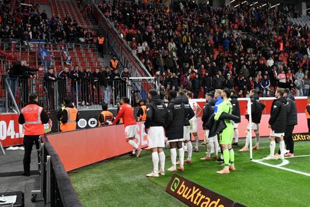 Die mitgereisten Heidenheimer Fans stellen nach Spielschluss die Mannschaft zur Rede. GER, Bayer 04 Leverkusen vs 1 FC Heidenheim, Fussball, Bundesliga, 10. Spieltag, Spielzeit 2025 2026, 08.11.2025 DFL REGULATIONS PROHIBIT ANY USE OF PHOTOGRAPHS AS IMAGE SEQUENCES AND OR QUASI-VIDEO GER, Bayer 04 Leverkusen vs 1 FC Heidenheim, Fussball, Bundesliga, 10. Spieltag, Spielzeit 2025 2026, 08.11.2025 Leverkusen Copyright: xEibner-Pressefoto ThomasxThienelx EP_TTL