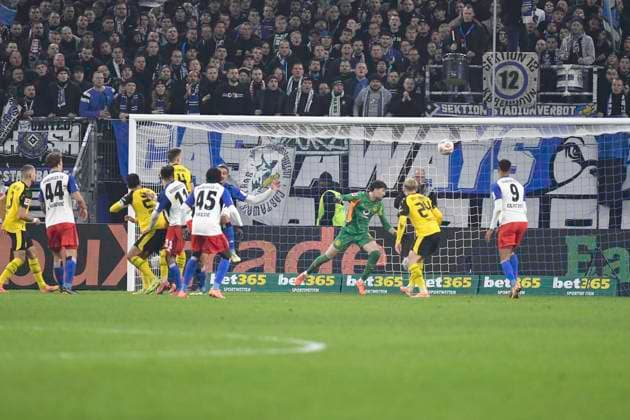 GER; 1. FBL,, Hamburger SV vs Borussia Dortmund 08.11.2025, Volksparkstadion, Hamburg, GER; 1. FBL, Hamburger SV vs Borussia Dortmund im Bild Ransford-Yeboah Koenigsdoerffer(Königsdörffer Hamburg 11) schiesst das Tor zum 1-1 fuer Hamburg vorbei an Torhueter Gregor Kobel (Dortmund 01)
