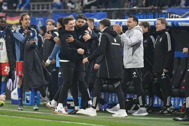GER; 1. FBL,, Hamburger SV vs Borussia Dortmund 08.11.2025, Volksparkstadion, Hamburg, GER; 1. FBL, Hamburger SV vs Borussia Dortmund im Bild Trainer Merlin Polzin (Hamburg) jubelt mit der Mannschaft ueber den Ausgleich und das 1-1 zum Spielende