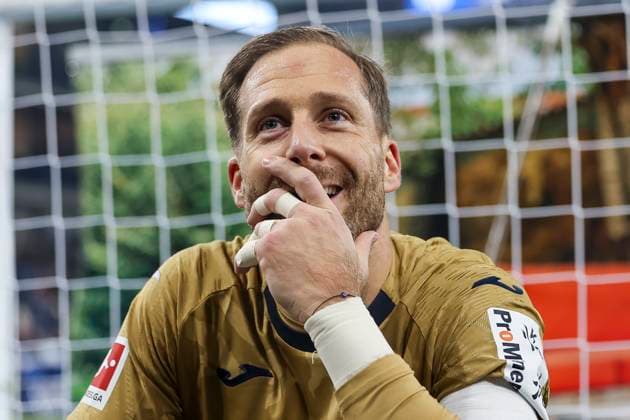 Oliver Baumann (TSG Hoffenheim, 01) nach dem Spiel bei den Fans , Deutschland, Fussball, 1. Bundesliga, 10.Spieltag, 2025 2026, TSG Hoffenheim vs. RB Leipzig, 08.11.2025, PreZero Arena, Sinsheim, Deutschland Sinsheim PreZero Arena Baden-Württemberg Deutschland Copyright: xGrantxHubbsx