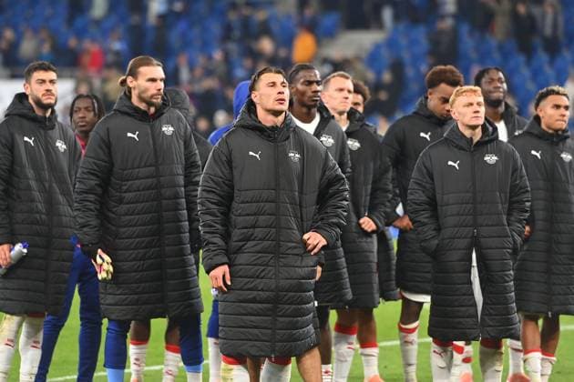 Spieler Leipzig nach Spielende vor den Fans,Fussballfans, Enttaeuschung,Frust, enttaeuscht,frustriert,niedergeschlagen, Willi ORBAN (L),Nicolas SEIWALD (L). Fussball 1. Bundesliga Saison 2025 2026, 10.Spieltag, Spieltag10 TSG 1899 Hoffenheim - RB Leipzig 3-1 am 08.11.2025 PreZero ARENA.