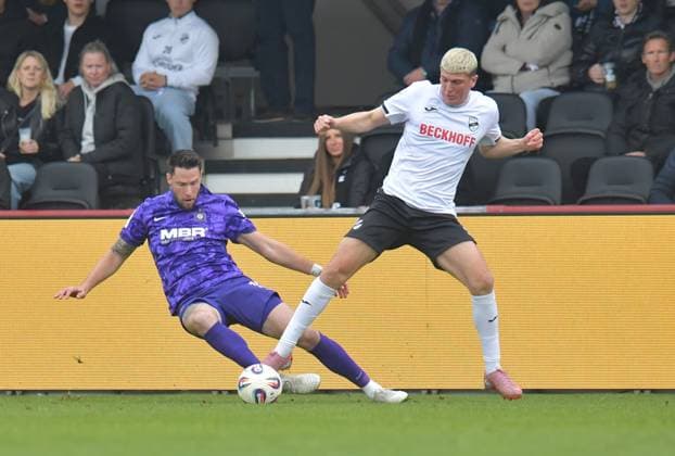 08.11.2025, GER, Fussball, 3.Liga, Saison 2025 2026, 14. Spieltag, Sportclub Arena, Verl SC Verl - FC Erzgebirge Aue 1 : 1 Alessio Besio (SC Verl, rechts) gegen Ryan Malone (FC Erzgebirge Aue), Aktion, Duell, Zweikampf