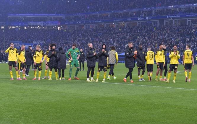 08.11.2025, xblx, Fussball 1.Bundesliga, Hamburger SV - Borussia Dortmund v.l. Dortmund enttaeuscht, enttaeuscht schauend, dissapointed, Enttäuschung, Enttaeuschung, bedankt bedanken sich bei den Fans, (DFL DFB REGULATIONS PROHIBIT ANY USE OF PHOTOGRAPHS as IMAGE SEQUENCES and or QUASI-VIDEO) Hamburg