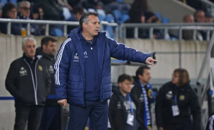 08.11.2025, Fussball, Herren, 3. Liga, Saison 2025 2026, 1. FC Saarbrücken - TSV Havelse, Trainer Alois Schwartz (1. FC Saarbruecken) gestikuliert, gibt Anweisungen Saarbrücken Ludwigsparkstadion Saarland Deutschland (DE) Copyright: xFabianxKleerx