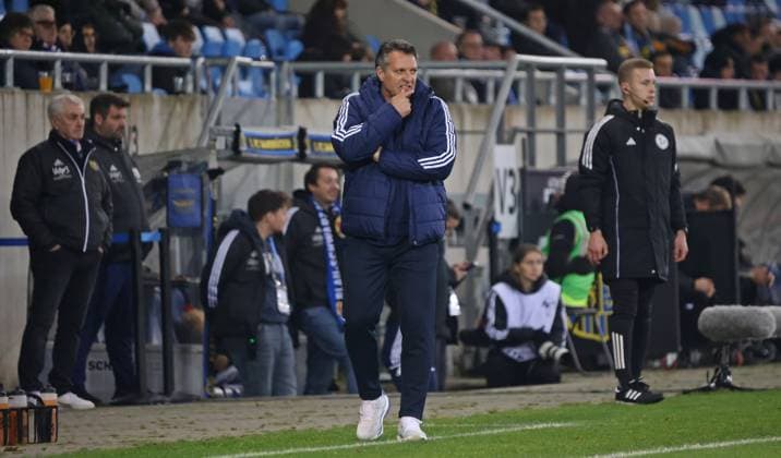 08.11.2025, Fussball, Herren, 3. Liga, Saison 2025 2026, 1. FC Saarbrücken - TSV Havelse, Trainer Alois Schwartz (1. FC Saarbruecken) nachdenklich Saarbrücken Ludwigsparkstadion Saarland Deutschland (DE) Copyright: xFabianxKleerx