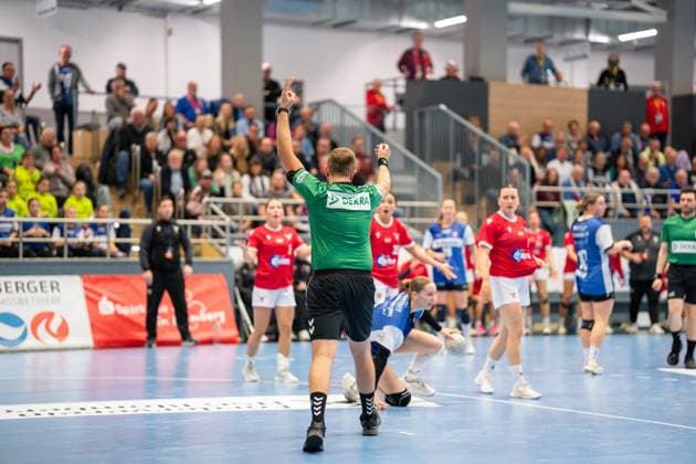HSG Blomberg-Lippe (GER) vs. Valur Reykjavik (ISL), Handball, EHF European League Frauen, Qualifikationsrunde 3, 08.11.2025, Saision 2025 2026, Blomberg Lovisa Thompson (Valur Reykjavik, 35) erhaelt eine 2-Minuten Zeitstrafe Blomberg Sporthalle an der Ulmenallee Deutschland