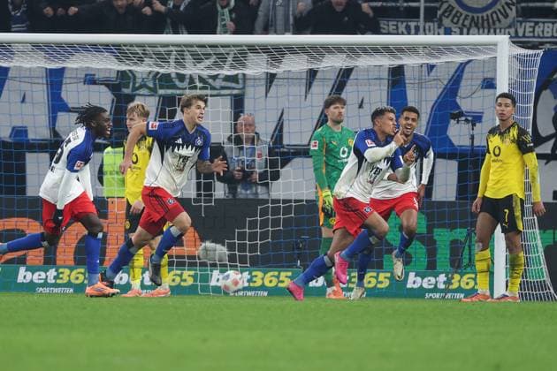 1. Bundesliga - Hamburger SV - Borussia Dortmund am 08.11.2025 im Volksparkstadion in Hamburg Ransford Königsdörffer Koenigsdoerffer (Hamburg 11) erzielt das Tor zum 1 zu 1 und jubelt, Jobe Bellingham (Dortmund 7) schaut unzufrieden, enttäuscht, enttaeuscht, niedergeschlagen.