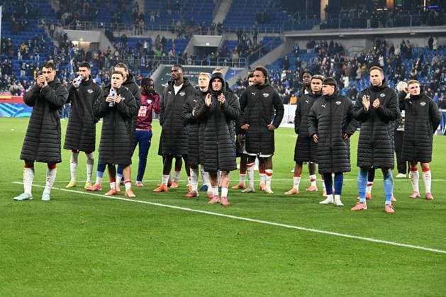 08.11.2025, xsltx, Fussball 1.Bundesliga, TSG 1899 Hoffenheim - RB Leipzig v.l. Team von Leipzig Enttäuscht, traurig, frustriert (DFL DFB REGULATIONS PROHIBIT ANY USE OF PHOTOGRAPHS as IMAGE SEQUENCES and or QUASI-VIDEO) Sinsheim