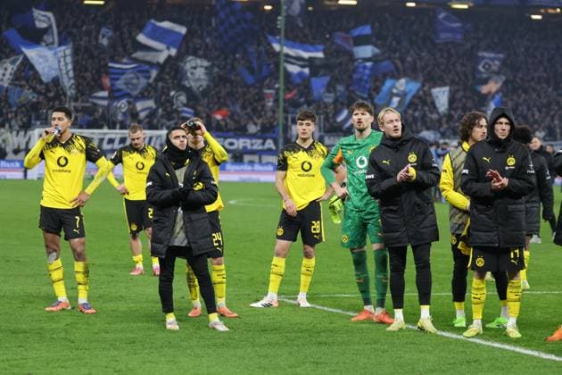 GER, xFSx ,Hamburg, HSV , 1. Bundesliga , Fussball, DFL, Hamburger SV , am Hamburger Volksparkstadion , Borussia Dortmund , 08.11.2025 , v.l. Die Mannschaft von Borussia Dortmund sind enttaeuscht, enttaeusch schauend, dissapointed, traurig, frustriert, frust, gefrustet DFL regulations prohibit any use of photographs as image sequences and or quasi-video. Copyright: HMBxMedia FernandoxSoares