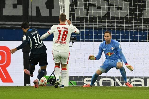 08.11.2025, xsltx, Fussball 1.Bundesliga, TSG 1899 Hoffenheim - RB Leipzig v.l. Muhammed Damar (1899 Hoffenheim) Lukas Klostermann (RB Leipzig) Peter Gulacsi (RB Leipzig) Zweikampf, Aktion, action, battle for the ball (DFL DFB REGULATIONS PROHIBIT ANY USE OF PHOTOGRAPHS as IMAGE SEQUENCES and or QUASI-VIDEO) Sinsheim