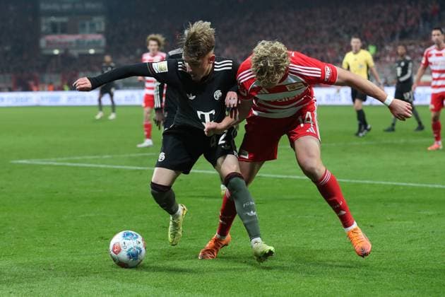 08.11.2025, xtgx, Fussball 1.Bundesliga, Union Berlin - FC Bayern München v.l. Lennart Karl (FC Bayern Muenchen) Leopold Querfeld (1. FC Union Berlin) Zweikampf, Aktion, action, battle for the ball (DFL DFB REGULATIONS PROHIBIT ANY USE OF PHOTOGRAPHS as IMAGE SEQUENCES and or QUASI-VIDEO) Berlin