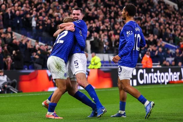 Everton v Fulham, Premier League Michael Keane of Everton celebrates his goal with Kiernan Dewsbury-Hall and Iliman Ndiaye having made it 2-0 during the Everton v Fulham Premier League match at the Hill Dickinson Stadium, Liverpool, England on 8 November 2025 Credit: Ryan Crockett Every Second Media Editorial use only. All images are copyright Every Second Media Limited. No images may be reproduced without prior permission. All rights reserved. Premier League and Football League images are subject to licensing agreements with Football DataCo Limited. see https: www.football-dataco.com Copyright: xIMAGO EveryxSecondxMediax ESM-1660-0061 RyanxCrockettx xEveryxSecondxMediax