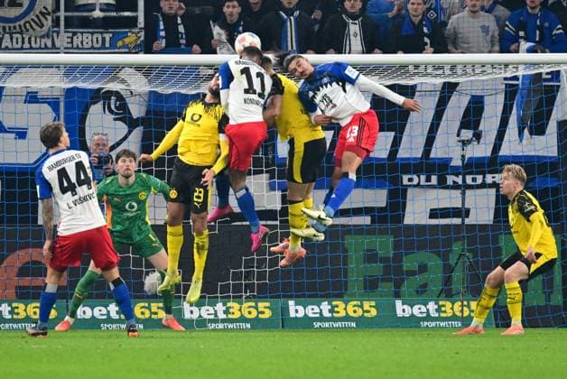 Fussball I Herren I 1. Bundesliga l Hamburger SV - Borussia Dortmund I 10. Spieltag I Saison 2025-2026 I HSV I 08.11.2025 I v.l. Vuskovic Luka (HSV) , Can Emre (Bor. Dortmund) , Koenigsdoerffer Ransford-Yeboah (HSV) koepft hier das 1:1 , Schlotterbeck Nico (Bor. Dortmund) , Ramos Guilherme (HSV) , Sportplatz : Volksparkstadion, Stellingen Hamburg Deutschland