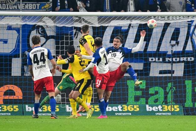 Fussball I Herren I 1. Bundesliga l Hamburger SV - Borussia Dortmund I 10. Spieltag I Saison 2025-2026 I HSV I 08.11.2025 I v.l. Vuskovic Luka (HSV) , Can Emre (Bor. Dortmund) , Koenigsdoerffer Ransford-Yeboah (HSV) koepft hier das 1:1 , Schlotterbeck Nico (Bor. Dortmund) , Ramos Guilherme (HSV) , Sportplatz : Volksparkstadion, Stellingen Hamburg Deutschland