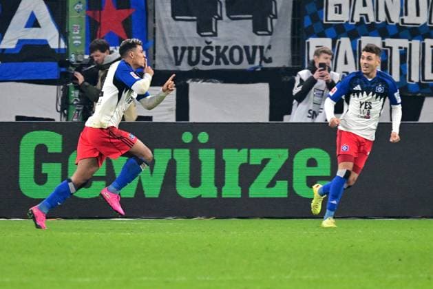 Fussball I Herren I 1. Bundesliga l Hamburger SV - Borussia Dortmund I 10. Spieltag I Saison 2025-2026 I HSV I 08.11.2025 I HSV Torjubel zum 1:1 v.l. Torschuetze Koenigsdoerffer Ransford-Yeboah (HSV) und Mikelbrencis William (HSV) , Sportplatz : Volksparkstadion, Stellingen Hamburg Deutschland
