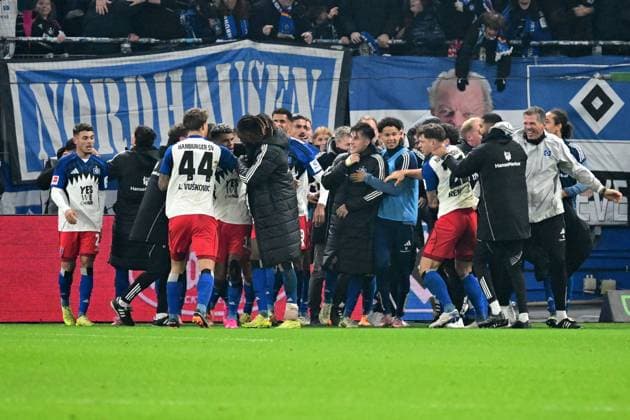 Fussball I Herren I 1. Bundesliga l Hamburger SV - Borussia Dortmund I 10. Spieltag I Saison 2025-2026 I HSV I 08.11.2025 I Spielende Torschuetze Koenigsdoerffer Ransford-Yeboah (HSV) und sein Team jubeln , Sportplatz : Volksparkstadion, Stellingen Hamburg Deutschland