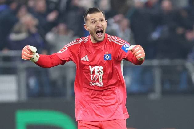 1. Bundesliga - Hamburger SV - Borussia Dortmund am 08.11.2025 im Volksparkstadion in Hamburg Torwart Daniel Heuer Fernandes (Hamburg 1) jubelt und freut sich über das Tor zum 1 zu 1 durch Ransford Königsdörffer Koenigsdoerffer (Hamburg 11)