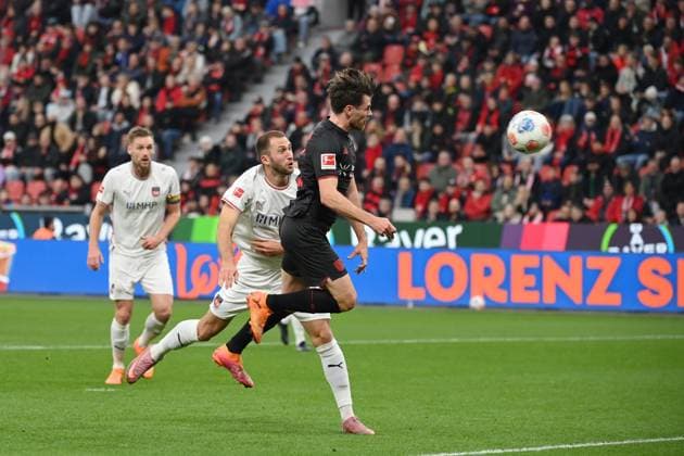 Jonas Hofmann (Bayer 04 Leverkusen) erzielt mit diesem Kopfball das Tor zum 2:0 08.11.2025, Fussball 1. Bundesliga, Saison 2025 2026, 10. Spieltag, Bayer 04 Leverkusen - 1. FC Heidenheim 6:0 DFL regulations prohibit any use of photographs as image sequences and or quasi-video Leverkusen BayArena Nordrhein Westfalen Deutschland