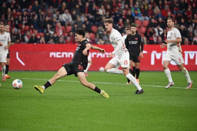 Ibrahim Maza (Bayer 04 Leverkusen), li., erzielt das Tor zum 6:0 08.11.2025, Fussball 1. Bundesliga, Saison 2025 2026, 10. Spieltag, Bayer 04 Leverkusen - 1. FC Heidenheim 6:0 DFL regulations prohibit any use of photographs as image sequences and or quasi-video Leverkusen BayArena Nordrhein Westfalen Deutschland