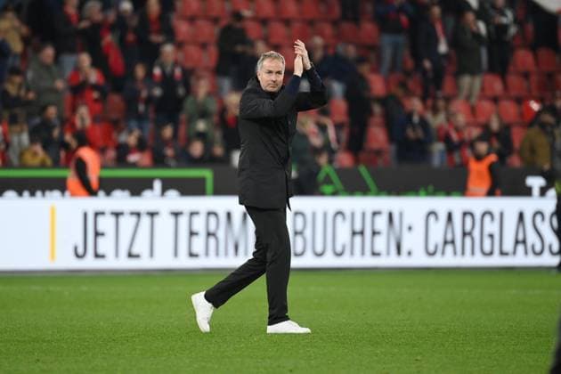 Beifall von Trainer Kasper Hjulmand (Bayer 04 Leverkusen) 08.11.2025, Fussball 1. Bundesliga, Saison 2025 2026, 10. Spieltag, Bayer 04 Leverkusen - 1. FC Heidenheim 6:0 DFL regulations prohibit any use of photographs as image sequences and or quasi-video Leverkusen BayArena Nordrhein Westfalen Deutschland