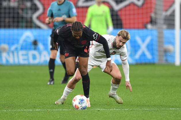 Niklas Dorsch ( 1 FC Heidenheim ) im Zweikampf mit Jeanuel Belocian ( Bayer 04 Leverkusen ). GER, Bayer 04 Leverkusen vs 1 FC Heidenheim, Fussball, Bundesliga, 10. Spieltag, Spielzeit 2025 2026, 08.11.2025 DFL REGULATIONS PROHIBIT ANY USE OF PHOTOGRAPHS AS IMAGE SEQUENCES AND OR QUASI-VIDEO GER, Bayer 04 Leverkusen vs 1 FC Heidenheim, Fussball, Bundesliga, 10. Spieltag, Spielzeit 2025 2026, 08.11.2025 Leverkusen Copyright: xEibner-Pressefoto ThomasxThienelx EP_TTL