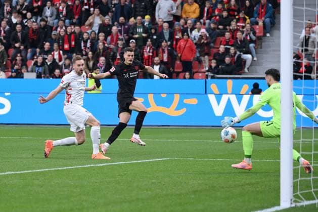 Patrik Schick (Bayer 04 Leverkusen), mi., erzielt das Tor zum 1:0, rechts Torwart Diant Ramaj (FC Heidenheim) 08.11.2025, Fussball 1. Bundesliga, Saison 2025 2026, 10. Spieltag, Bayer 04 Leverkusen - 1. FC Heidenheim 6:0 DFL regulations prohibit any use of photographs as image sequences and or quasi-video Leverkusen BayArena Nordrhein Westfalen Deutschland