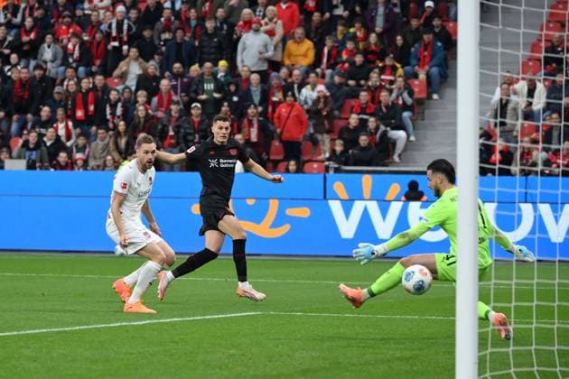 Patrik Schick (Bayer 04 Leverkusen), mi., erzielt das Tor zum 1:0, rechts Torwart Diant Ramaj (FC Heidenheim) 08.11.2025, Fussball 1. Bundesliga, Saison 2025 2026, 10. Spieltag, Bayer 04 Leverkusen - 1. FC Heidenheim 6:0 DFL regulations prohibit any use of photographs as image sequences and or quasi-video Leverkusen BayArena Nordrhein Westfalen Deutschland