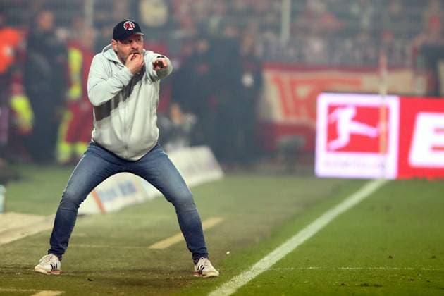 08.11.2025, xtgx, Fussball 1.Bundesliga, Union Berlin - FC Bayern München v.l. Trainer Steffen Baumgart (1. FC Union Berlin) gibt Anweisungen, gestikuliert, mit den Armen gestikulieren gives instructions, gesticulate (DFL DFB REGULATIONS PROHIBIT ANY USE OF PHOTOGRAPHS as IMAGE SEQUENCES and or QUASI-VIDEO) Berlin