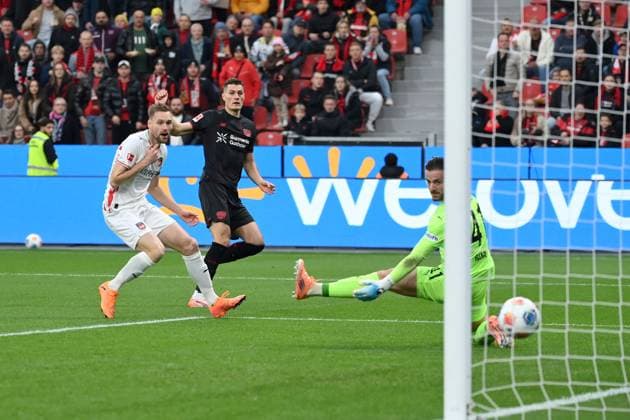Patrik Schick (Bayer 04 Leverkusen), mi., erzielt das Tor zum 1:0, rechts Torwart Diant Ramaj (FC Heidenheim) 08.11.2025, Fussball 1. Bundesliga, Saison 2025 2026, 10. Spieltag, Bayer 04 Leverkusen - 1. FC Heidenheim 6:0 DFL regulations prohibit any use of photographs as image sequences and or quasi-video Leverkusen BayArena Nordrhein Westfalen Deutschland