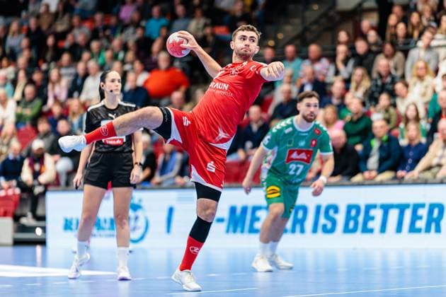 Florian Drosten (MT Melsungen, 18) beim Siebenmeter 7 Meter Wurf GER, GWD Minden vs. MT Melsungen, Handball, 1. Bundesliga, 11. Spieltag, Spielzeit 2025 2026, 08.11.2025 GER, GWD Minden vs. MT Melsungen, Handball, 1. Bundesliga, 11. Spieltag, Spielzeit 2025 2026, 08.11.2025 Luebbecke *** Florian Drosten MT Melsungen, 18 on seven-meter 7-meter throw GER, GWD Minden vs MT Melsungen, Handball, 1 Bundesliga, Matchday 11, Season 2025 2026, 08 11 2025 GER, GWD Minden vs MT Melsungen, Handball, 1 Bundesliga, Matchday 11, Season 2025 2026, 08 11 2025 Luebbecke Copyright: xEibner-Pressefoto JanxRollingerx EP_JSK