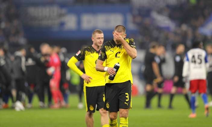 Foto : Enttäuschung nach dem Schlußpfiff bei den Spielern aus Dortmund , hier trauern Waldemar ANTON ( BVB ) und Julian Ryerson ( hinten ) Fussball 1. Liga , 10. Spieltag am Sa. 08.11.2025 Hamburger SV - Borussia Dortmund