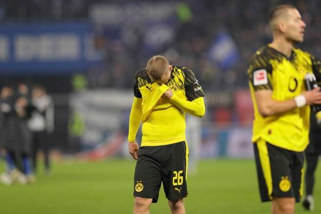 Foto : Enttäuschung nach dem Schlußpfiff bei den Spielern aus Dortmund , hier trauert Julian Ryerson ( BVB ) Fussball 1. Liga , 10. Spieltag am Sa. 08.11.2025 Hamburger SV - Borussia Dortmund