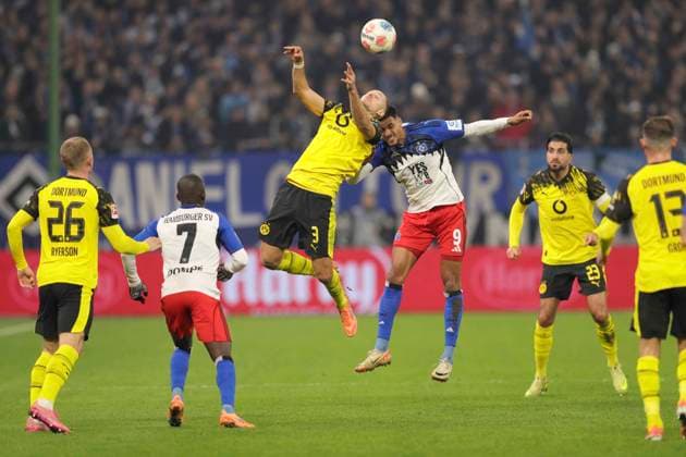 Foto : Waldemar ANTON ( BVB ) gegen Robert GLATZEL , rechts Fussball 1. Liga , 10. Spieltag am Sa. 08.11.2025 Hamburger SV - Borussia Dortmund