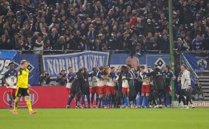 Foto : Jubel bei den HSV Spielern nach dem 1-1 Ausgleich von Ransford Königsdörffer Fussball 1. Liga , 10. Spieltag am Sa. 08.11.2025 Hamburger SV - Borussia Dortmund