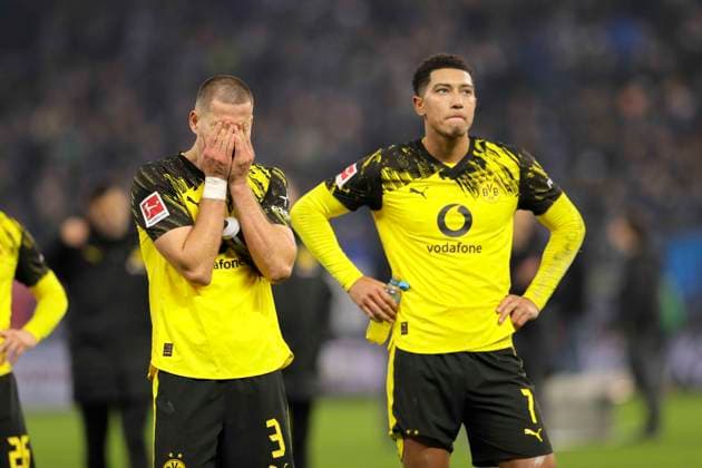 Foto : Enttäuschung nach dem Schlußpfiff bei den Spielern aus Dortmund , hier trauern Waldemar ANTON und rechts ... Jobe Bellingham ( BVB ) Fussball 1. Liga , 10. Spieltag am Sa. 08.11.2025 Hamburger SV - Borussia Dortmund