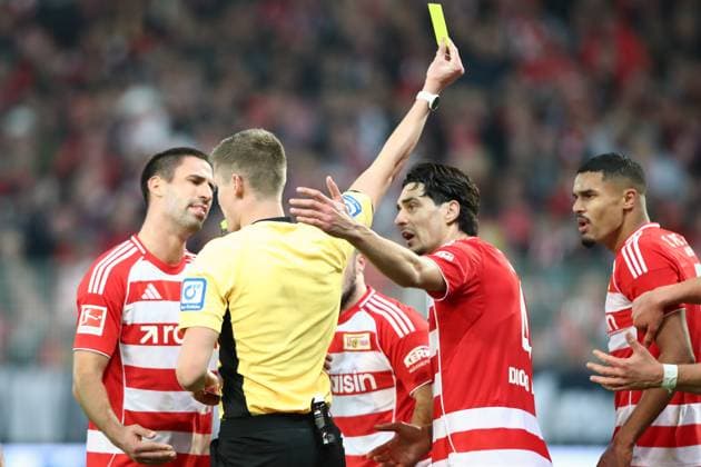 08.11.2025, xtgx, Fussball 1.Bundesliga, Union Berlin - FC Bayern München v.l. Rani Khedira (1. FC Union Berlin) Schiedsrichter Florian Exner gelbe Karte Diego Leite (1. FC Union Berlin) (DFL DFB REGULATIONS PROHIBIT ANY USE OF PHOTOGRAPHS as IMAGE SEQUENCES and or QUASI-VIDEO) Berlin