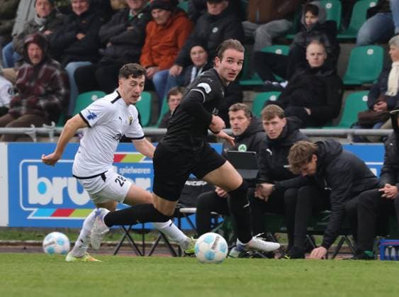 08.11.2025 - Fussball - Saison 2025 2026 - Regionalliga Bayern - 17. Spieltag: SpVgg Greuther Fürth Fuerth II U23 ( Kleeblatt ) - DJK Vilzing - DaMa - xdaxmax - Erol Özbay (28, DJK Vilzing ) Nikolaos Vakouftsis (4, SpVgg Greuther Fürth II )