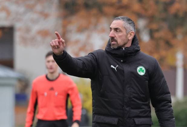 08.11.2025 - Fussball - Saison 2025 2026 - Regionalliga Bayern - 17. Spieltag: SpVgg Greuther Fürth Fuerth II U23 ( Kleeblatt ) - DJK Vilzing - DaMa - xdaxmax - Roberto Hilbert (Trainer SpVgg Greuther Fürth II ) zeigt an gestikuliert dirigiert gibt Anweisungen